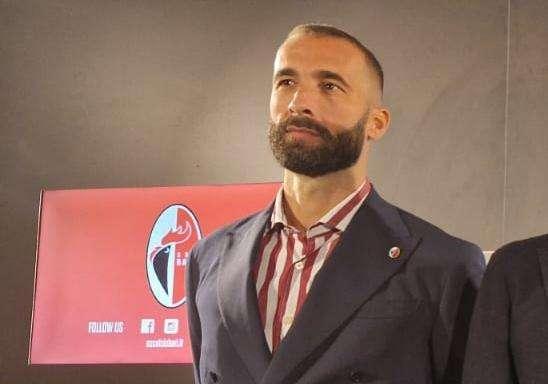 Bari, Di Cesare: “Siamo ancora in gioco. Gettiamo cuore oltre ostacoli”. Prosegue silenzio stampa