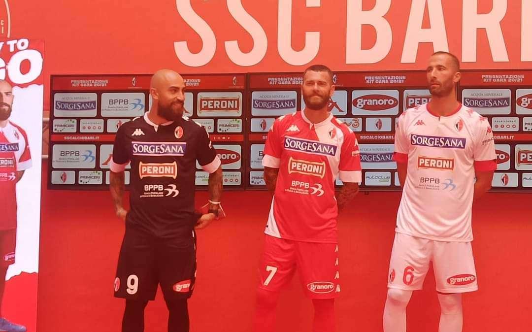 Bari, svelate le nuove maglie: i dettagli 