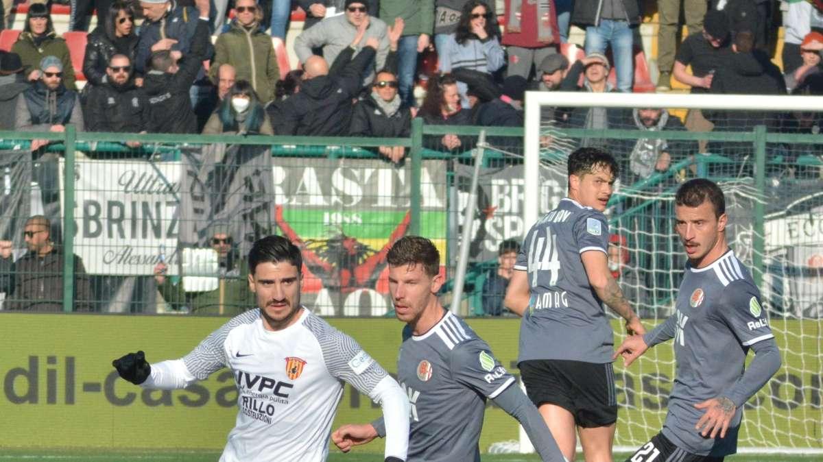 Le formazioni ufficiali di Pisa-Bari: Acampora e Zuzek dal 1'