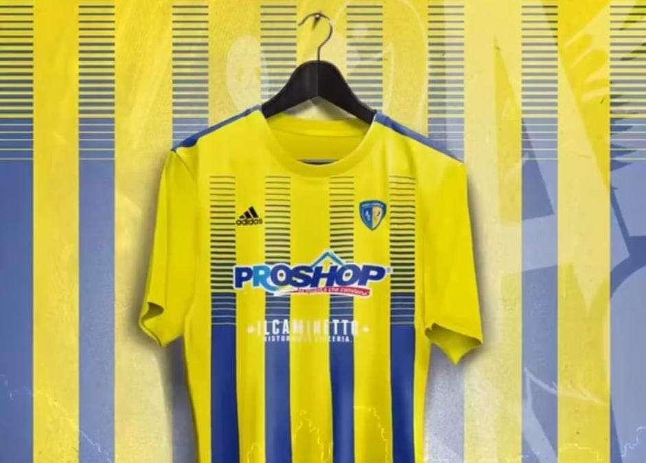 Cerignola, presentata la nuova prima maglia: tornano le strisce verticali