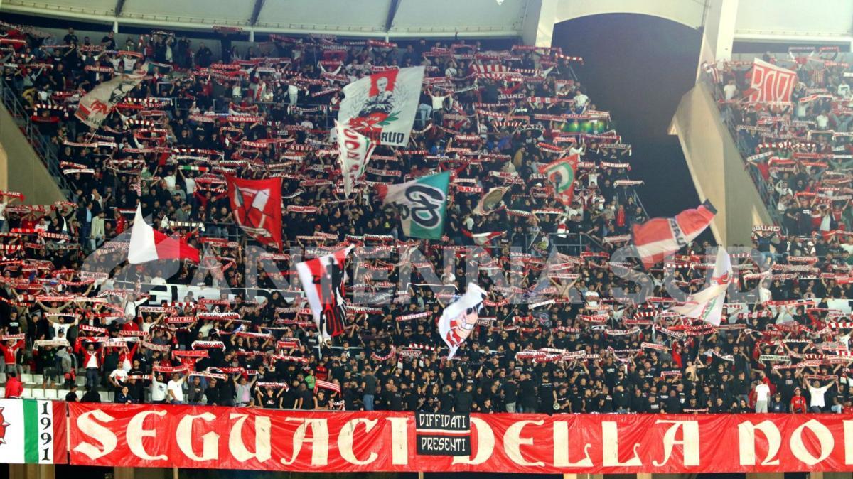 Bari, la Curva Nord contesta all'esterno della porta 6 del San Nicola