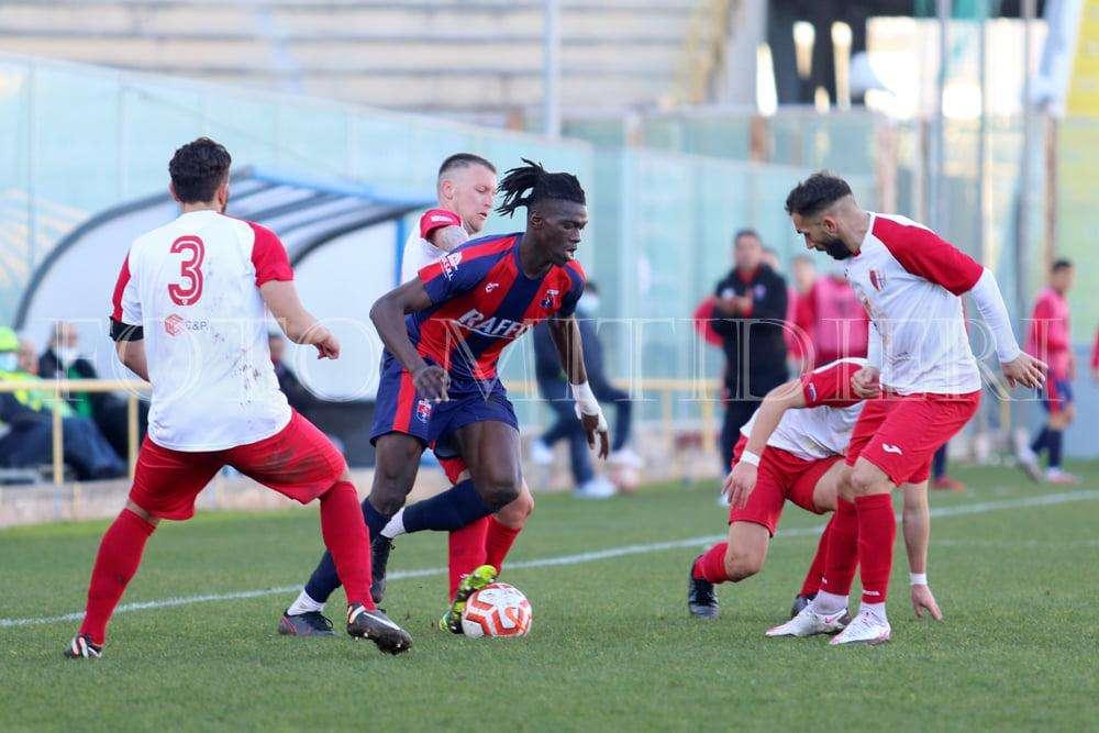 Taranto, a Sorrento senza Diaby: Laterza studia le alternative