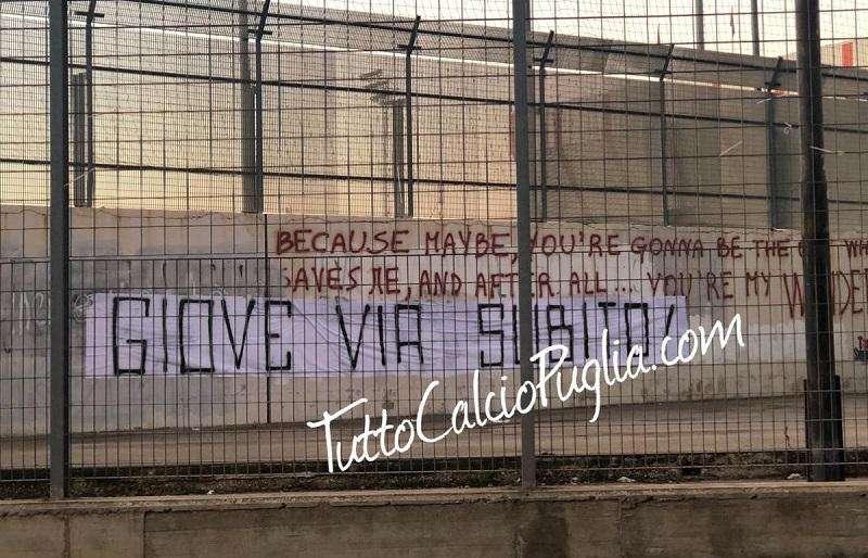 Taranto, altro striscione contro Giove