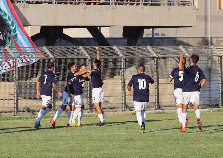 Un pazzo-derby si decide ai rigori: Nardò avanti, Casarano ko malgrado la rimonta