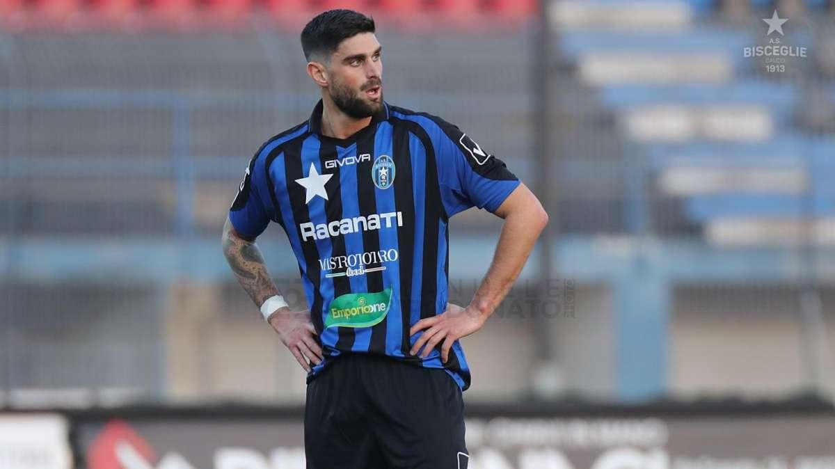 Le formazioni ufficiali di Bisceglie-Catania: Papagni con Mansour, Sartore e Cecconi