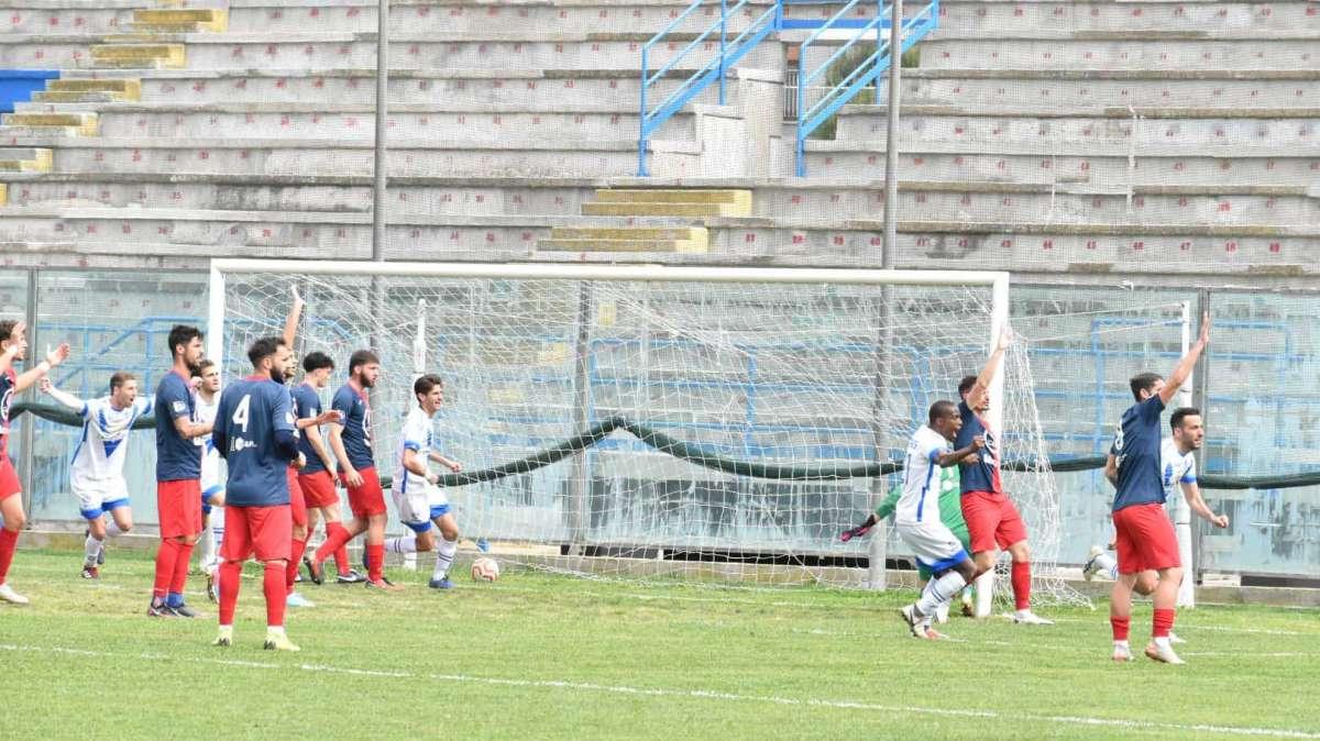 Evacuo illude il Brindisi, ma fa festa il Francavilla in Sinni: per De Luca brutto ko
