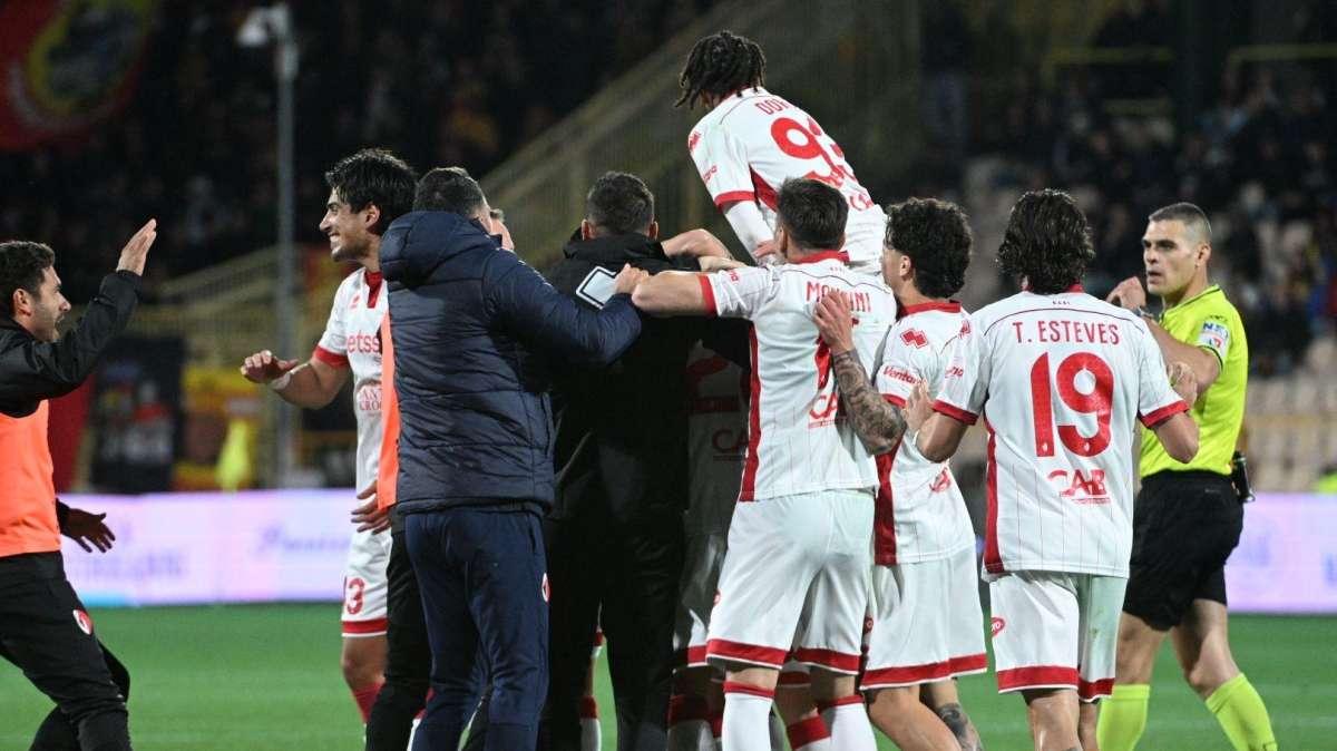 Catanzaro-Bari 2-3: Moncini fa “undici”, Piscopo doppietta. Ed è playout col Sudtirol