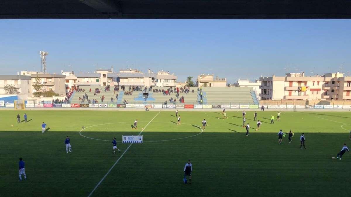 Le formazioni ufficiali di Fasano-Taranto: Laterza con l'undici tipo; nei rossoblù c'è Allegrini 