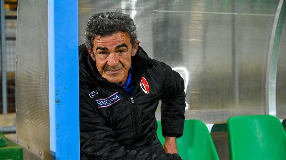 Bari, Auteri: "Cambio modulo? E perché?!". Poi risponde a Lucarelli: "Parla a sproposito"