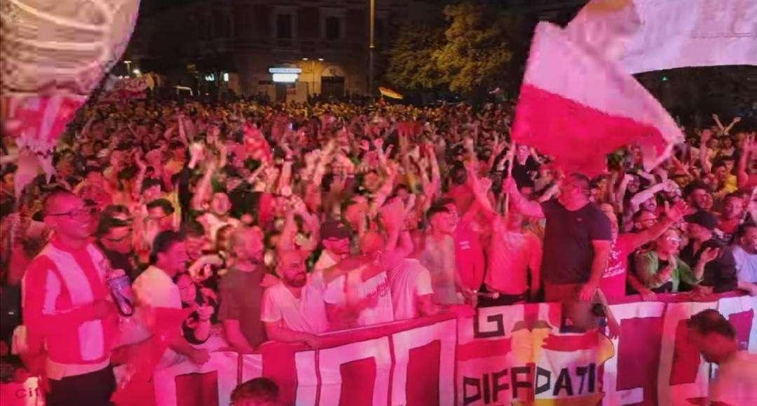 Barletta, che entusiasmo! Migliaia di tifosi in piazza accolgono la squadra