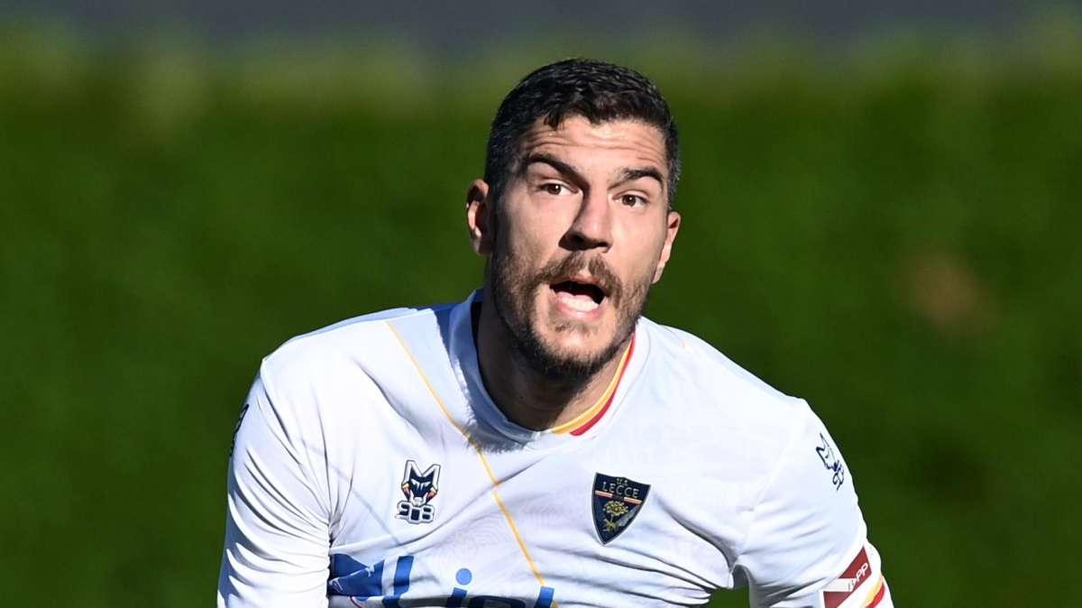 Lecce, grave infortunio per Dermaku: lesione legamento crociato 