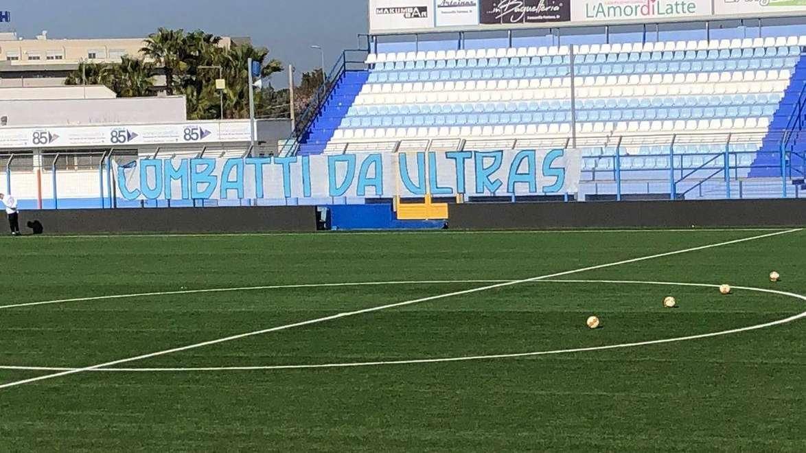 FOTO - Virtus Francavilla-Monopoli, lo striscione dei tifosi biancazzurri sotto la gradinata