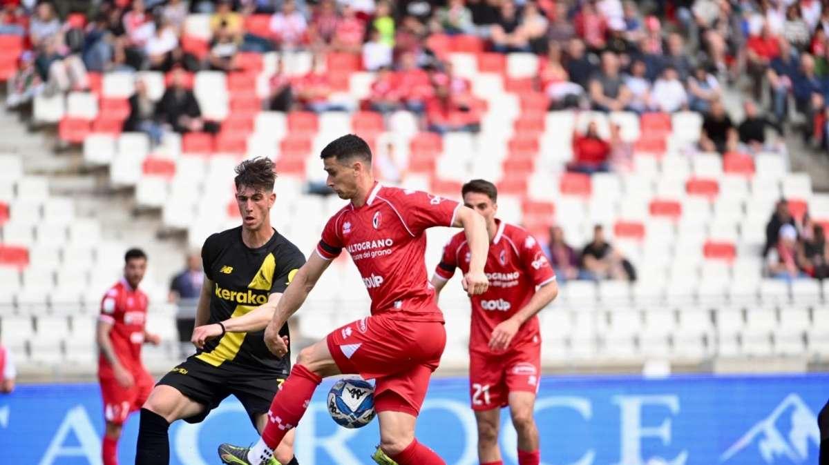 Bari-Modena 1-2: altro passo indietro. Non basta il settimo centro di Lasagna 