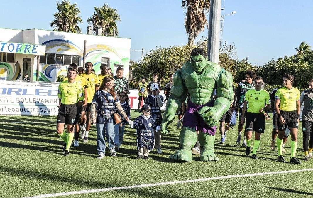 Virtus Erchie, festa per Francesco: una maglia e Hulk per celebrare la fine delle cure