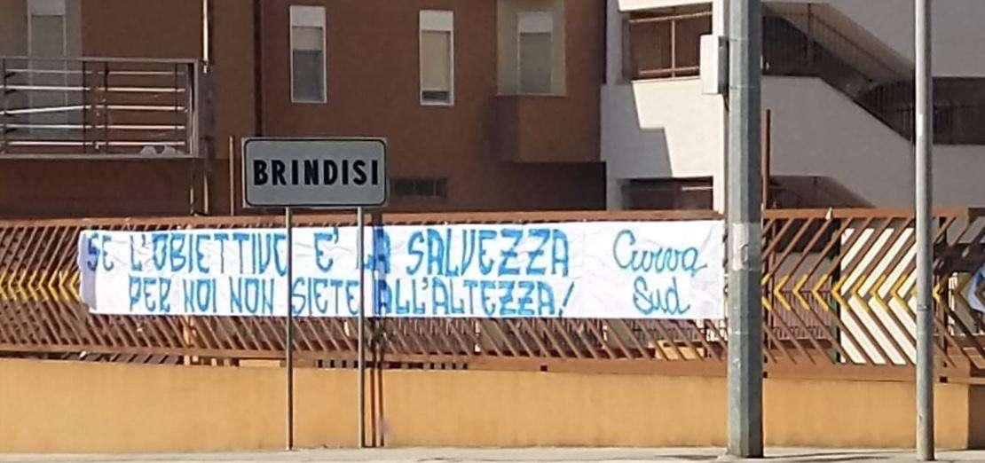 Brindisi, la Curva Sud: “Se l’obiettivo è la salvezza, per noi non siete all’altezza”