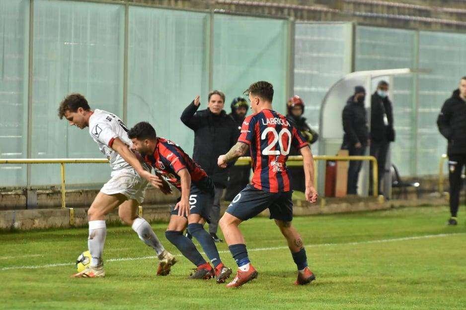 Pioggia e infortuni, poi poco e nulla: il Taranto impatta 0-0 contro il Messina