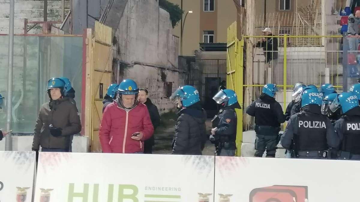 Casertana-Foggia, invasione dei tifosi campani che danneggiano un cancello: partita sospesa