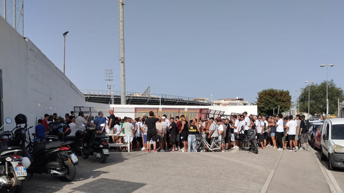 Barletta-Bari, tifosi in fila ai botteghini dalle prime ore del mattino