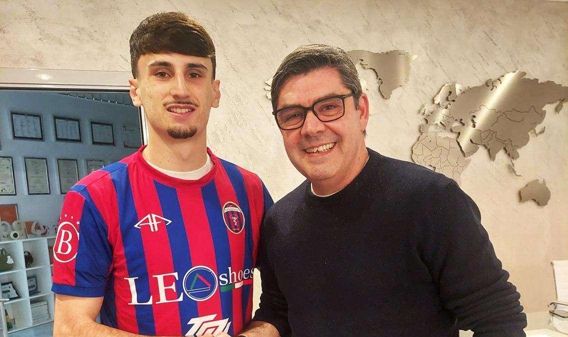 UFFICIALE - Casarano, arriva un classe 2006 e saluta un centrocampista 