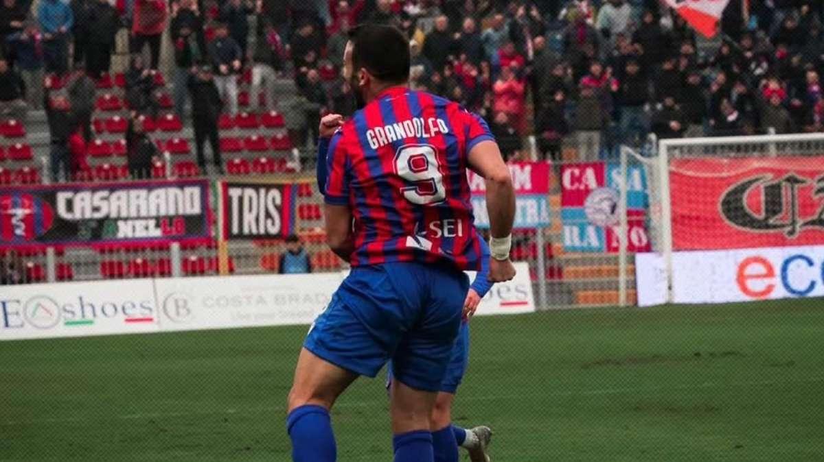 Colpo Casarano al "Veneziani": battuto il Monopoli 0-2. Ora il Cosenza