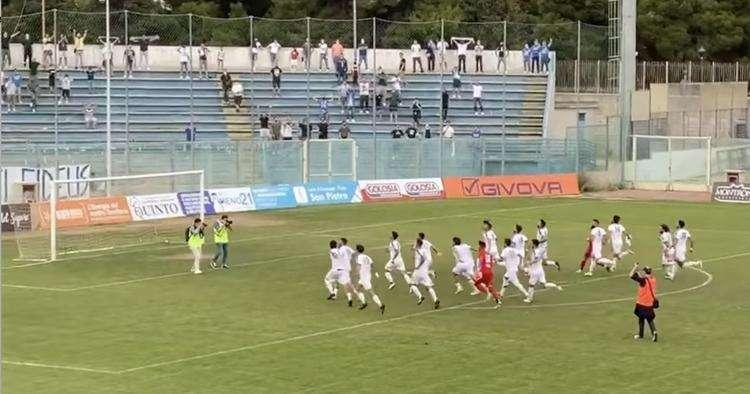 Fidelis Andria, l'abbraccio del tifo e la corsa sotto la Nord della squadra
