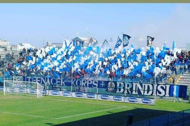 Brindisi, Curva Sud: “Fatevi un esame di coscienza. Meritiamo di più”