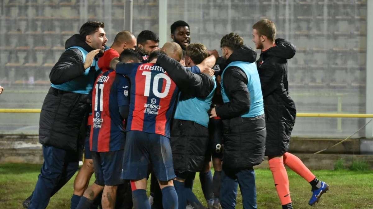 Colpo grosso Taranto: i rossoblù vincono a Pescara. All'Adriatico è 0-2: decidono Manetta e Tommasini