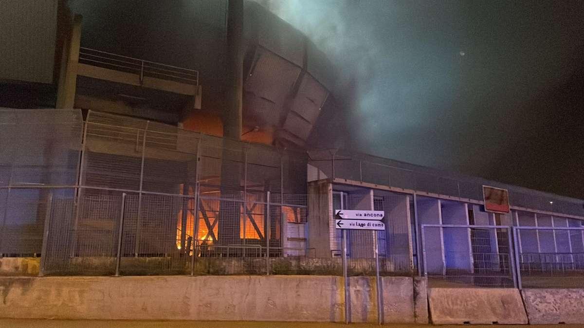 Paura a Taranto, fiamme allo stadio Iacovone