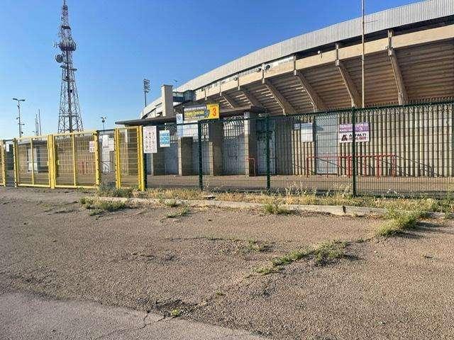 Lecce, sos Via del Mare: chioschi-bar chiusi da anni, piazzale pericoloso tra buche e radici