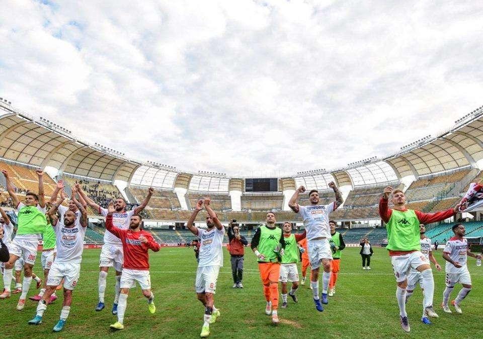 Bari, finalmente! Grinta Costa, gol di Sabbione alla Maiellaro. Contro la Ternana sarà prova del 9