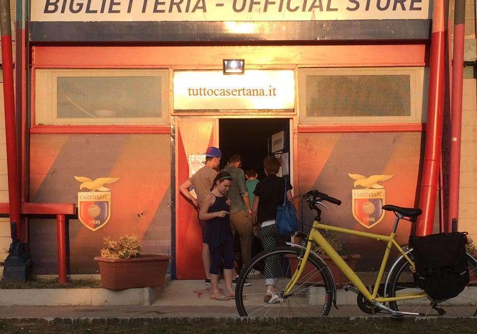 FOTO - Caserta ha voglia di calcio, fila per i biglietti della prima al 'Pinto'