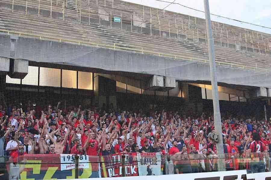 Colpo al cuore del tifo: DASPO per 12 supporter rossoblù. Oltre il danno, anche la beffa