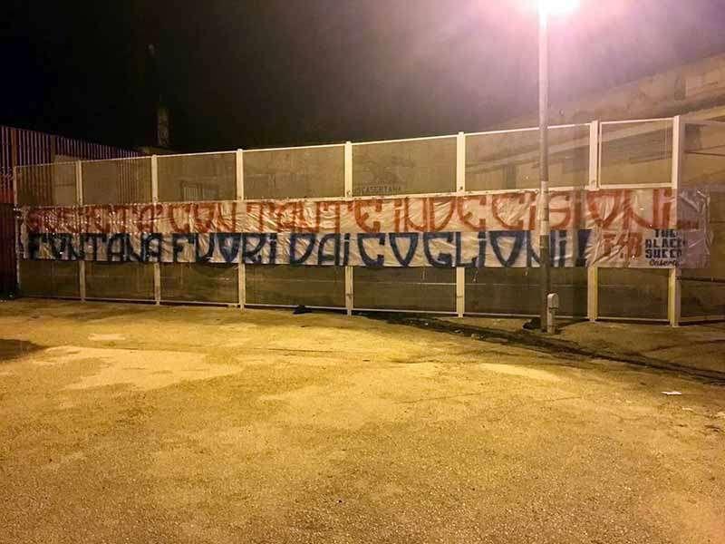 Lo striscione dei tifosi