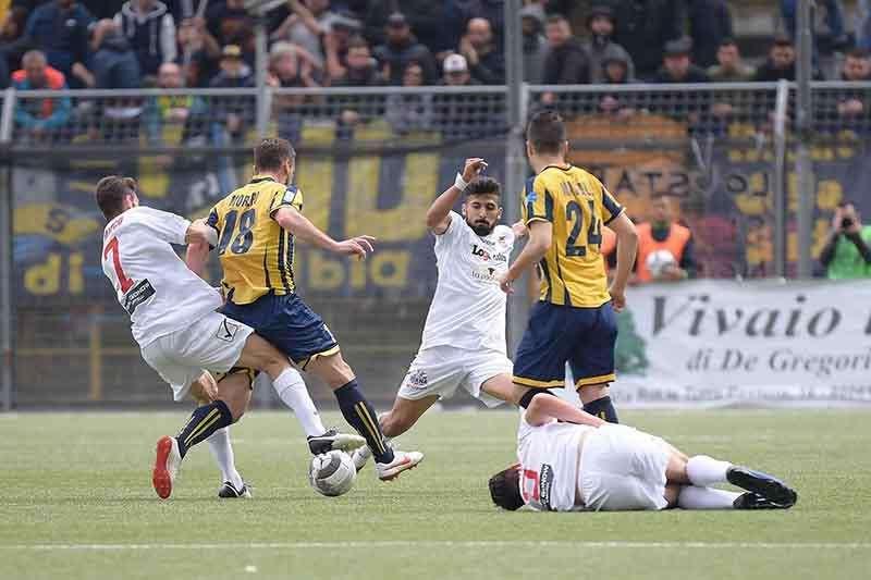 Un'azione del derby