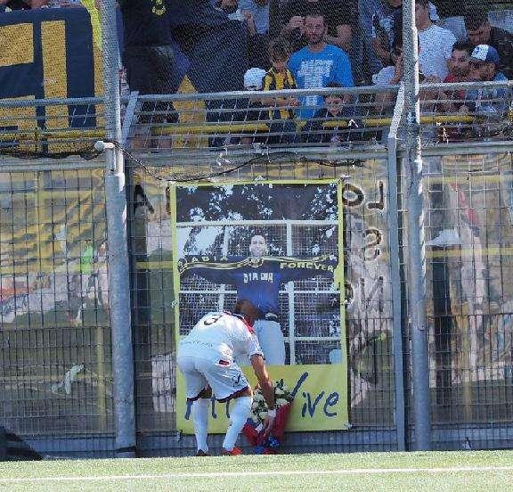 FOTO - Tito e quel fantastico gesto sotto la curva della Juve Stabia in memoria di Attilio
