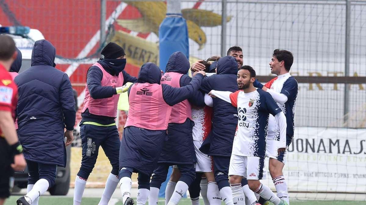 Esultanza rossobl&ugrave; gol Vacca