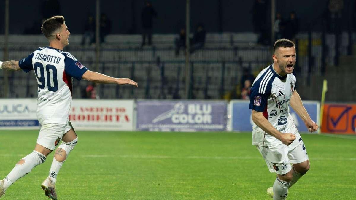 Casertana favolosa, Cavese ko a domicilio. Rileggi la nostra diretta testuale