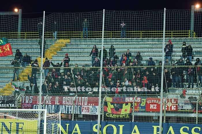 Lo striscione dei tifosi