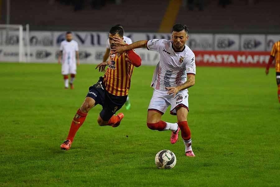 Un'azione di Lecce-Casertana