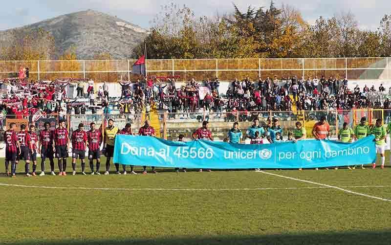 Le due squadre a centrocampo