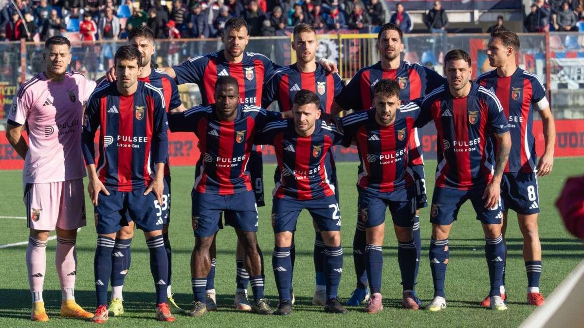 Casertana il derby è tuo. Cavese tramortita da una super ripresa rossoblù. Rileggi la nostra diretta