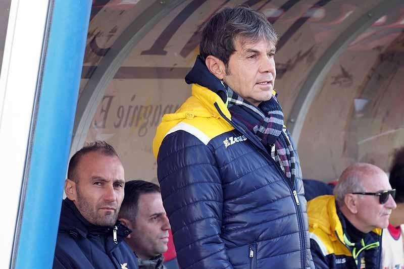 Di Costanzo alza lo scudo sulla squadra: "Pensiamo solo alla Viterbese. Domenica sarà uno scontro diretto ma noi siamo a pezzi"