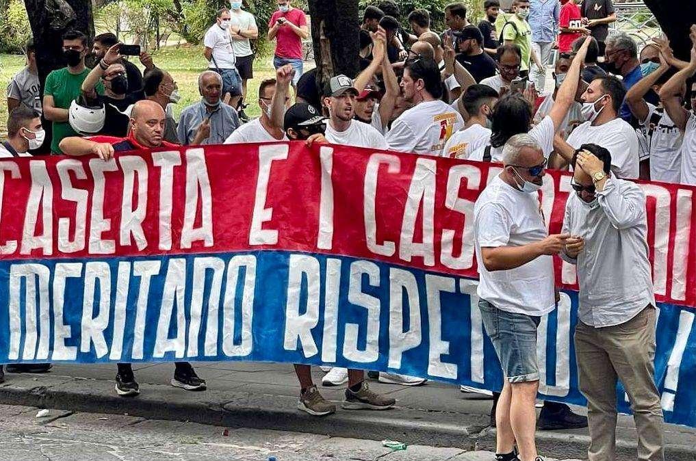 Casertana, i tifosi in piazza per la C