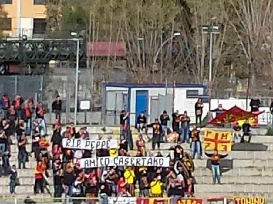 Lo striscione dei tifosi