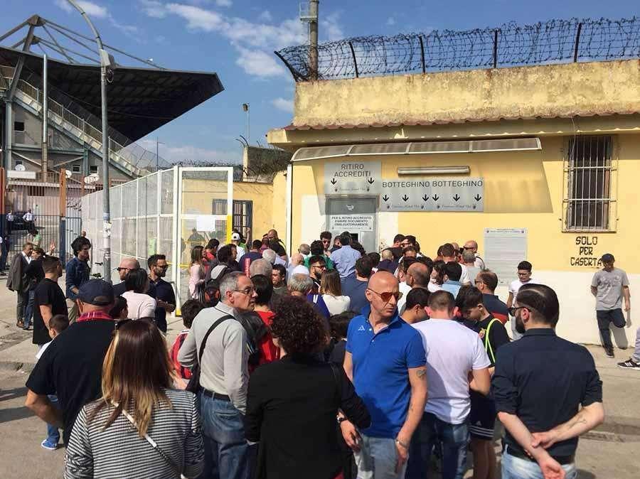 I tifosi fuori il Pinto