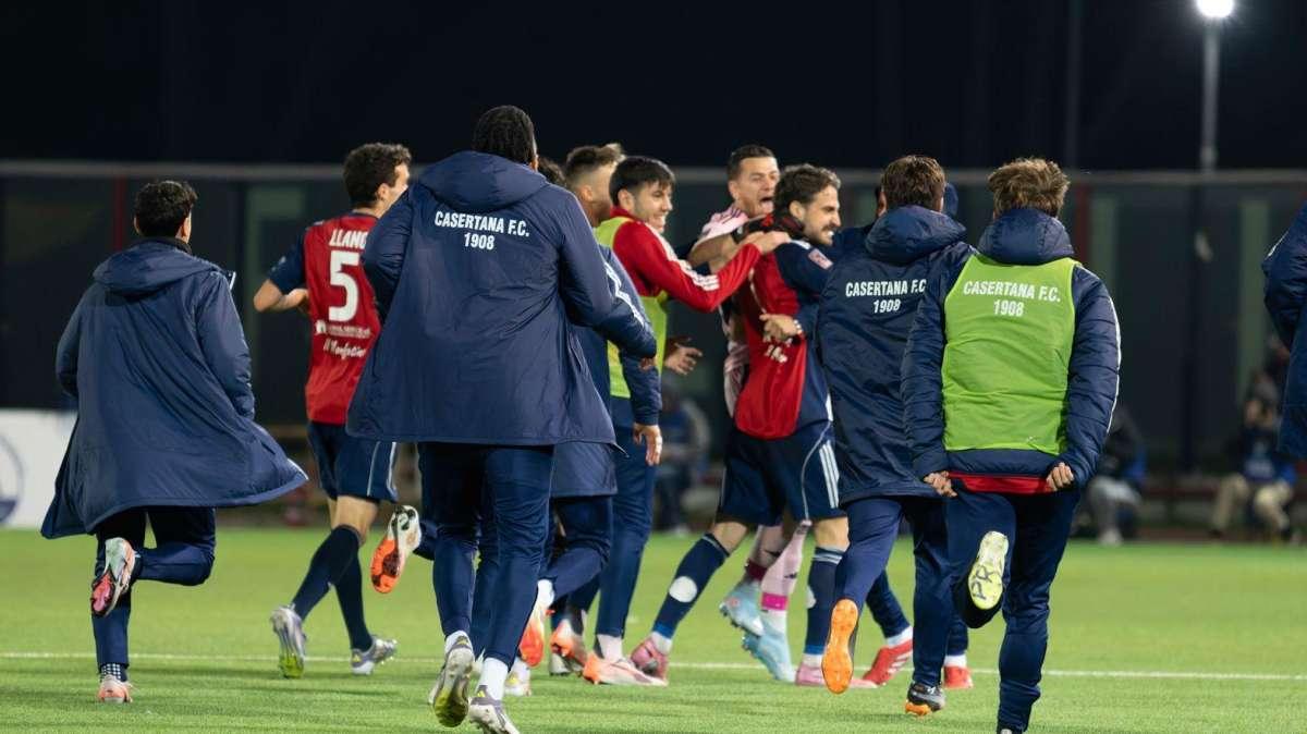 Notte da sogno per la Casertana, il derby si colora di rossoblù. Rileggi la cronaca del match 