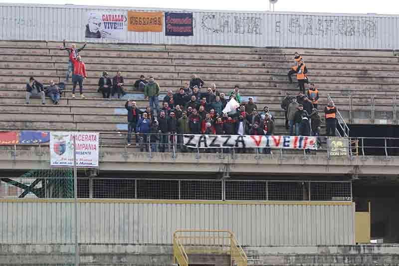 Lo striscione dei tifosi