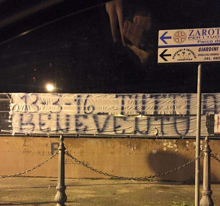 Lo striscione dei tifosi