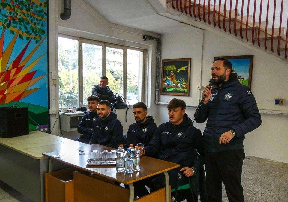 Va avanti il progetto "Dall'aula al campo, obiettivo fair play". La scuola media Balzico domani sarà ospite della Cavese al Lamberti
