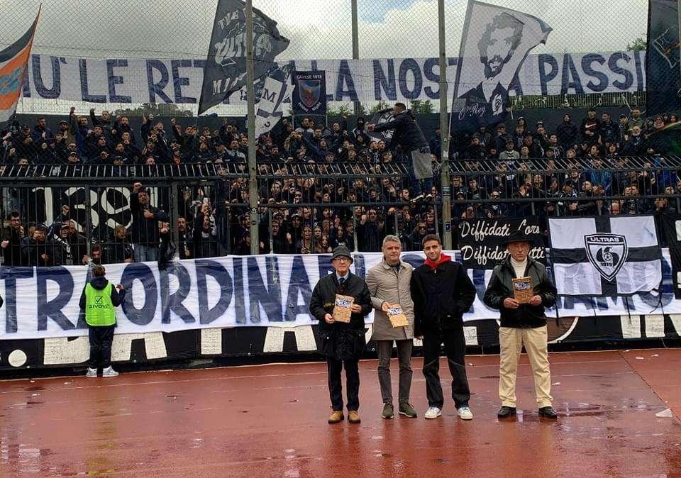 Il gesto della Sud: riconoscenza e gratitudine verso chi ha reso grande la Cavese